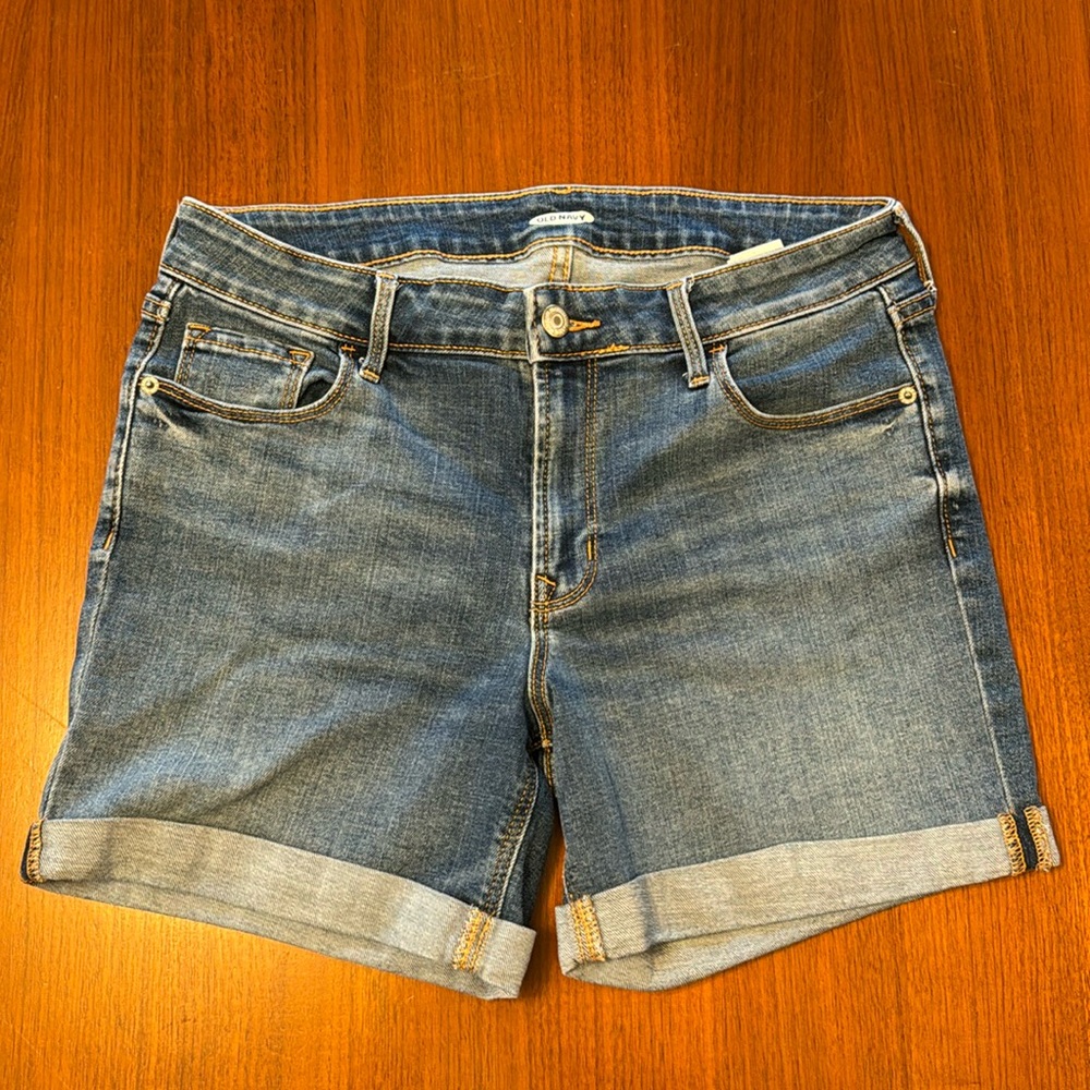 Old Navy denim shorts size 6 medium rinse